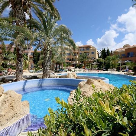 Stylish 1 Bedroom Apartment In Limnaria Gardens Paphos Room photo