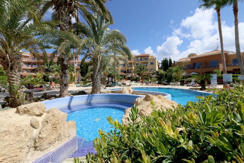 Stylish 1 Bedroom Apartment In Limnaria Gardens Paphos Room photo