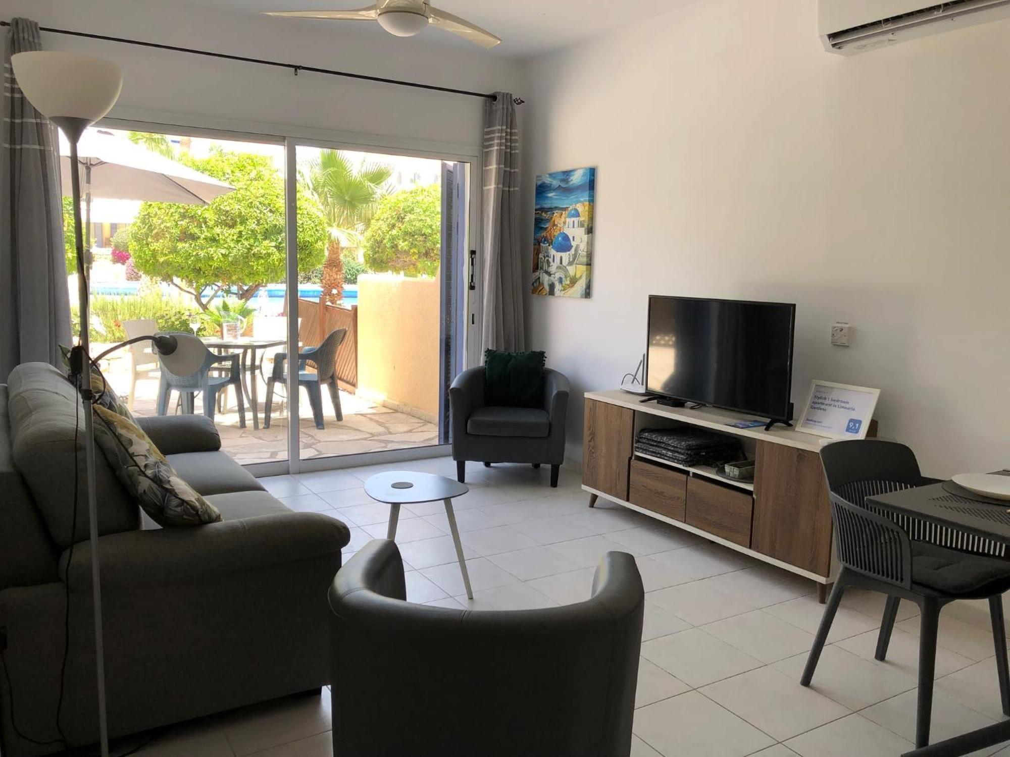 Stylish 1 Bedroom Apartment In Limnaria Gardens Paphos Exterior photo